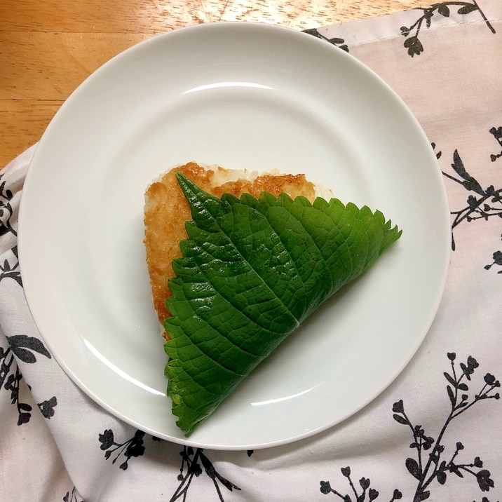 みそ味焼きおにぎりのエゴマの葉巻き♪